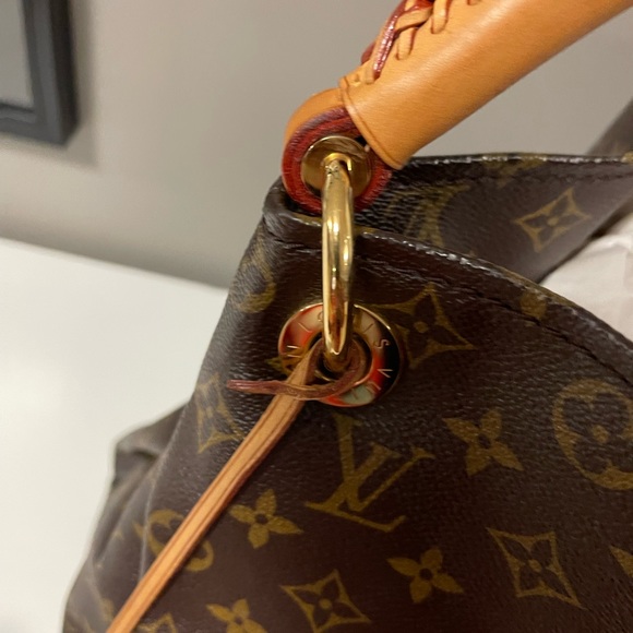 Authentic Louis Vuitton Monogram Artsy MM - Picture 8 of 16